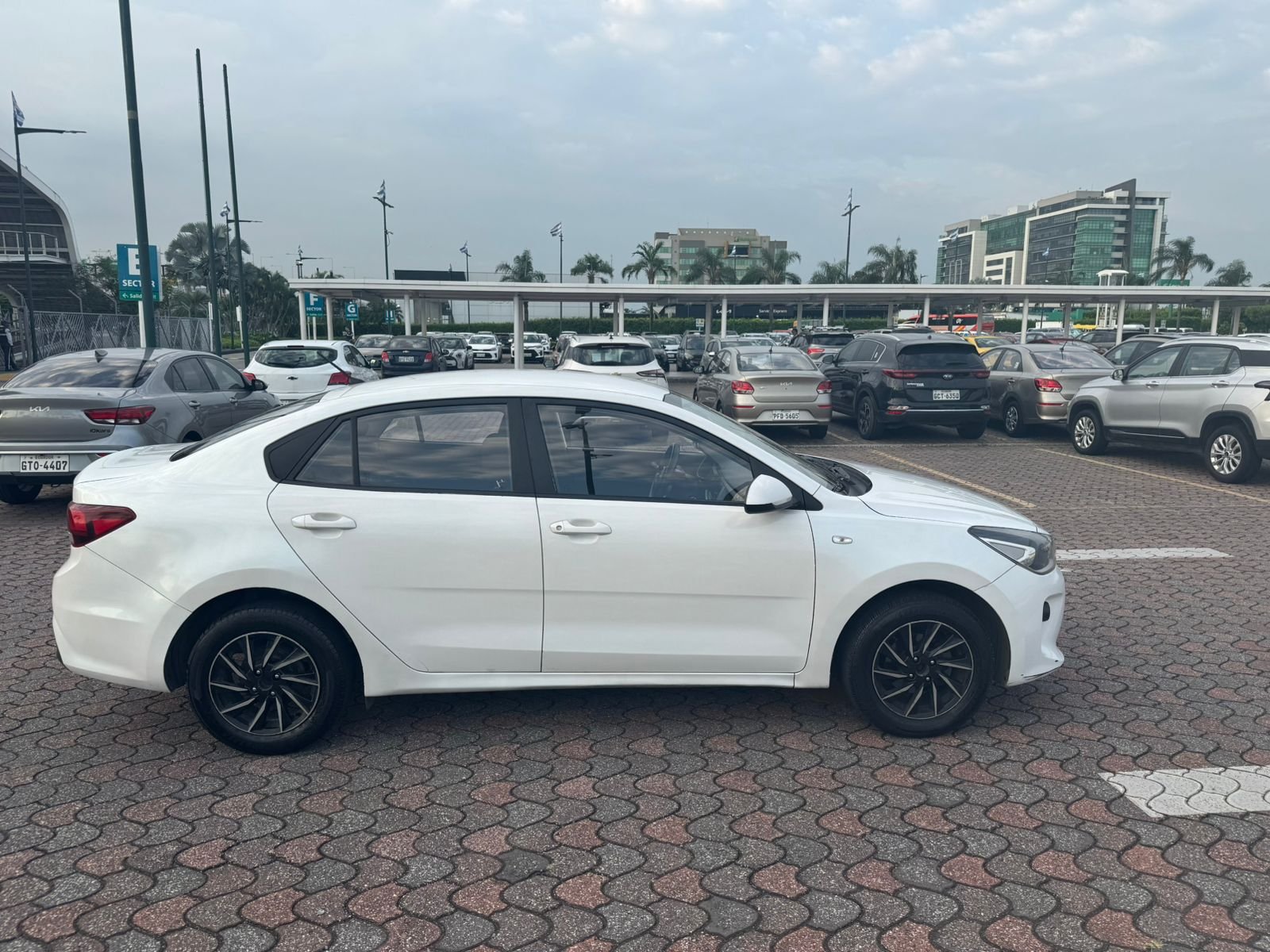 2021 KIA RIO LX AC (Código C36)